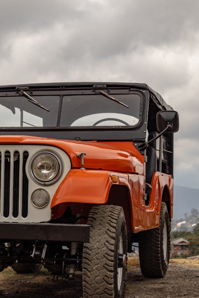 Frente del Jeep clásico naranja