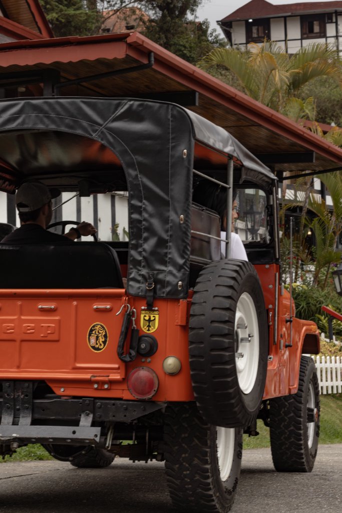 Parte trasera del Jeep clásico con la rueda de repuesto