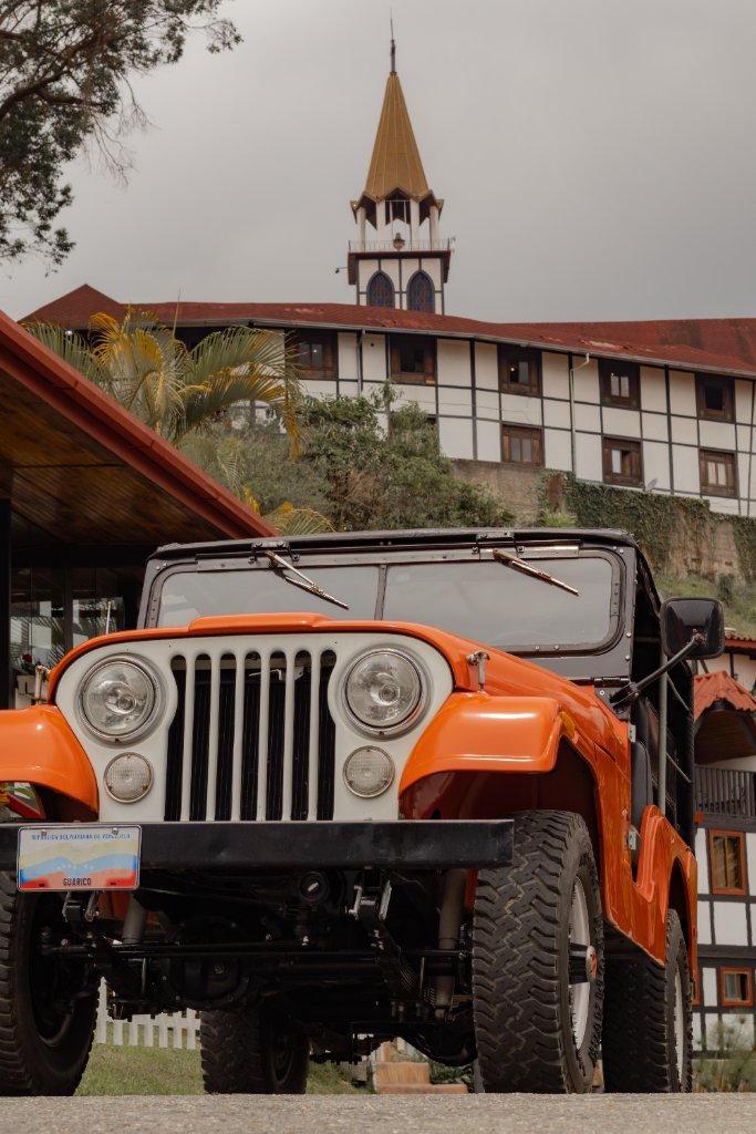 El Jeep de Breid Experience frente a la iglesia de la Colonia Tovar