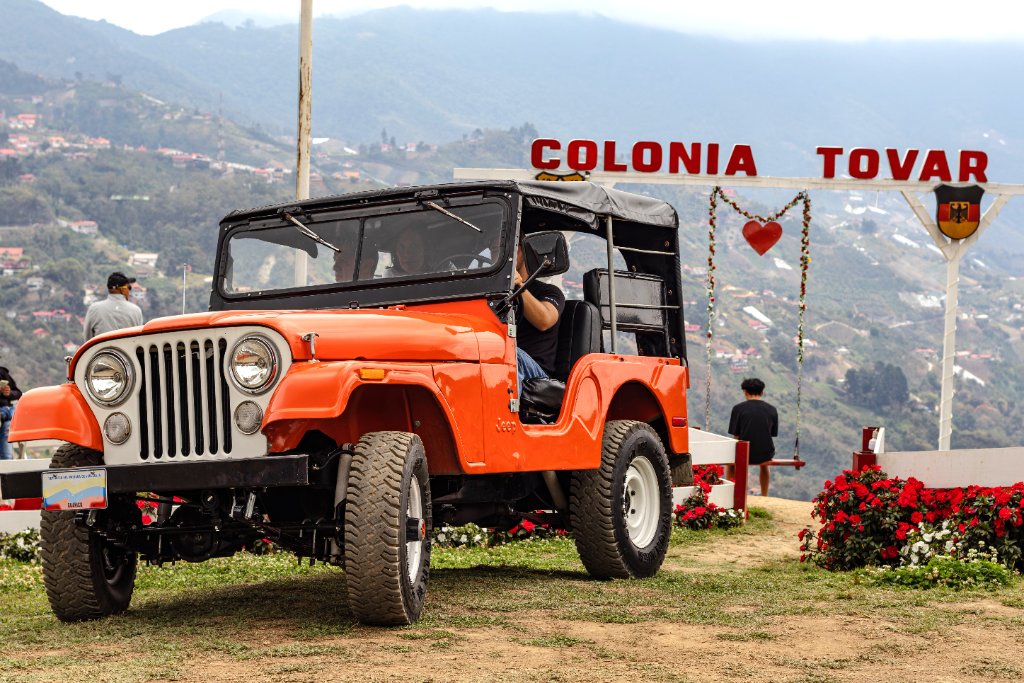 Jeep clásico con las montañas de la Colonia Tovar al fondo