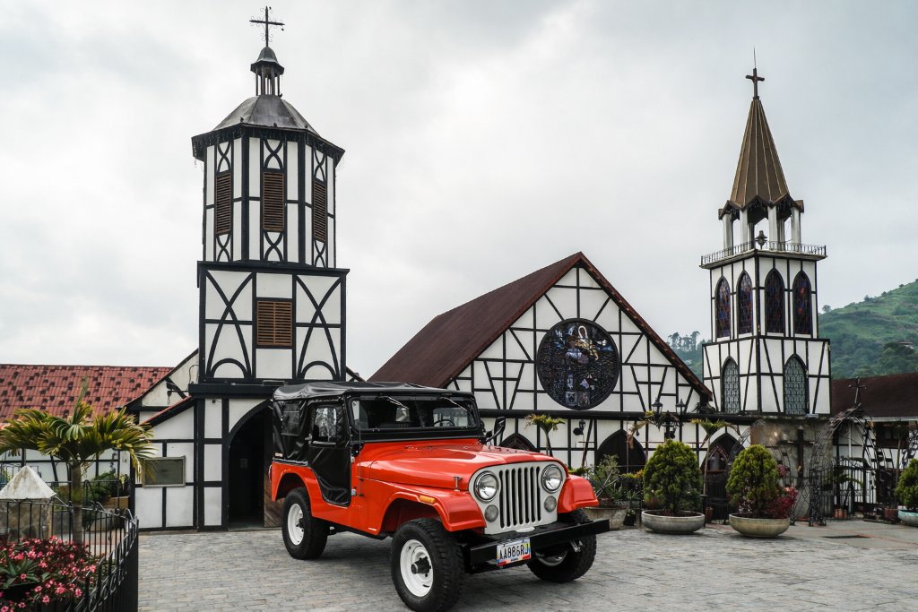 Jeep clásico naranja en las montañas de la Colonia Tovar